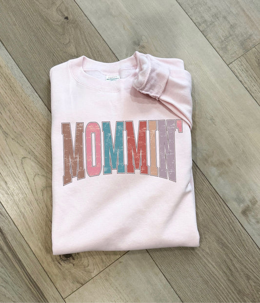 Mommin’ Graphic Tee/Crew